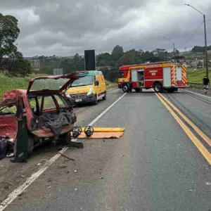 Homem morre em acidente entre carro e caminhão na BR-116