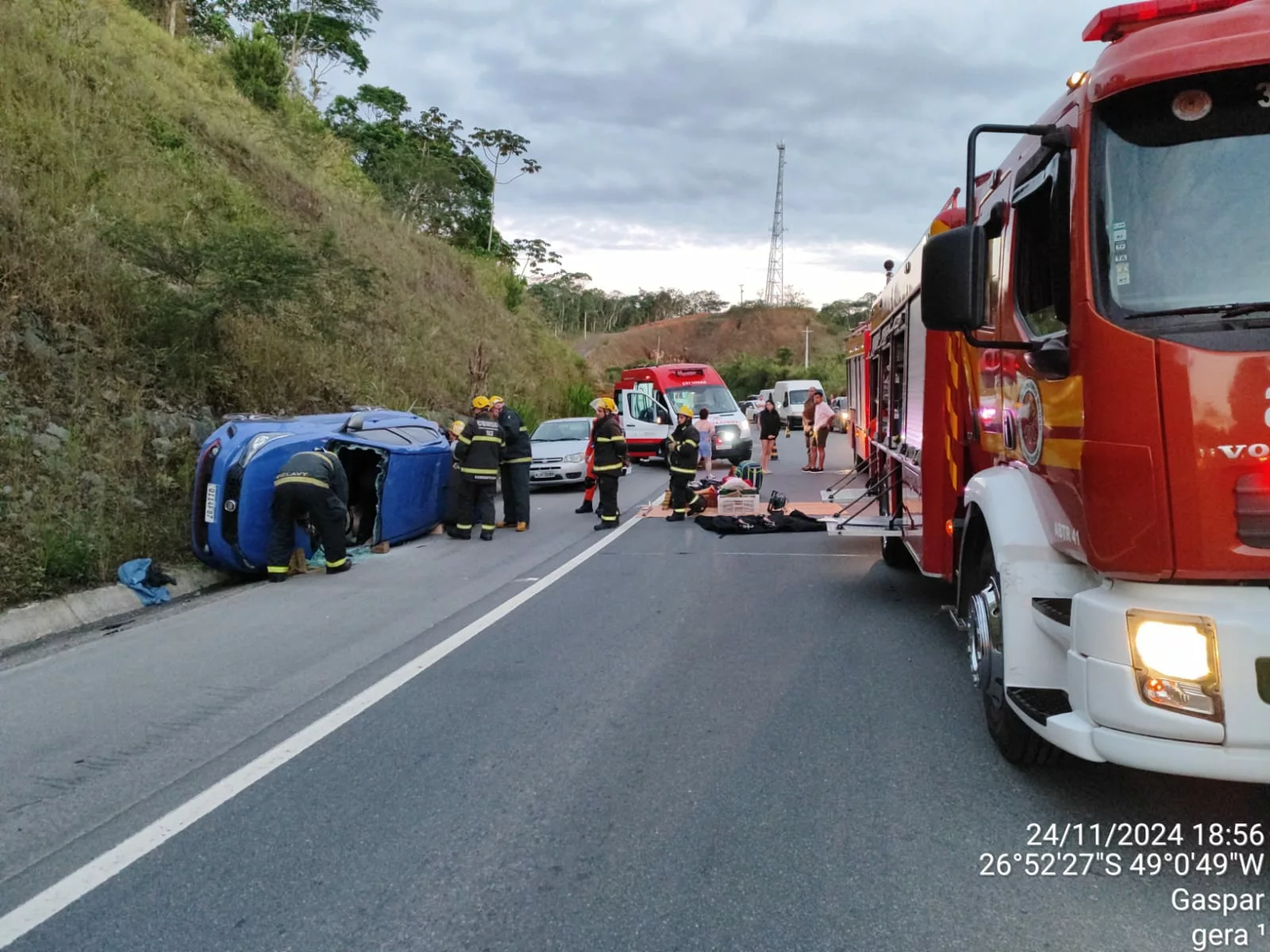 Homem sofre mal súbito e morre enquanto dirigia na BR-470. | Foto: CBMSC/Divulgação 