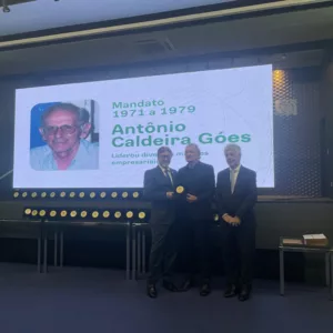 Advogado Paulo Góes recebendo homenagem em nome do pai Antônio Caldeira Góes, ex-presidente da ACIC, na noite festiva dos 80 anos da entidade. - Foto: Arquivo pessoal/Reprodução