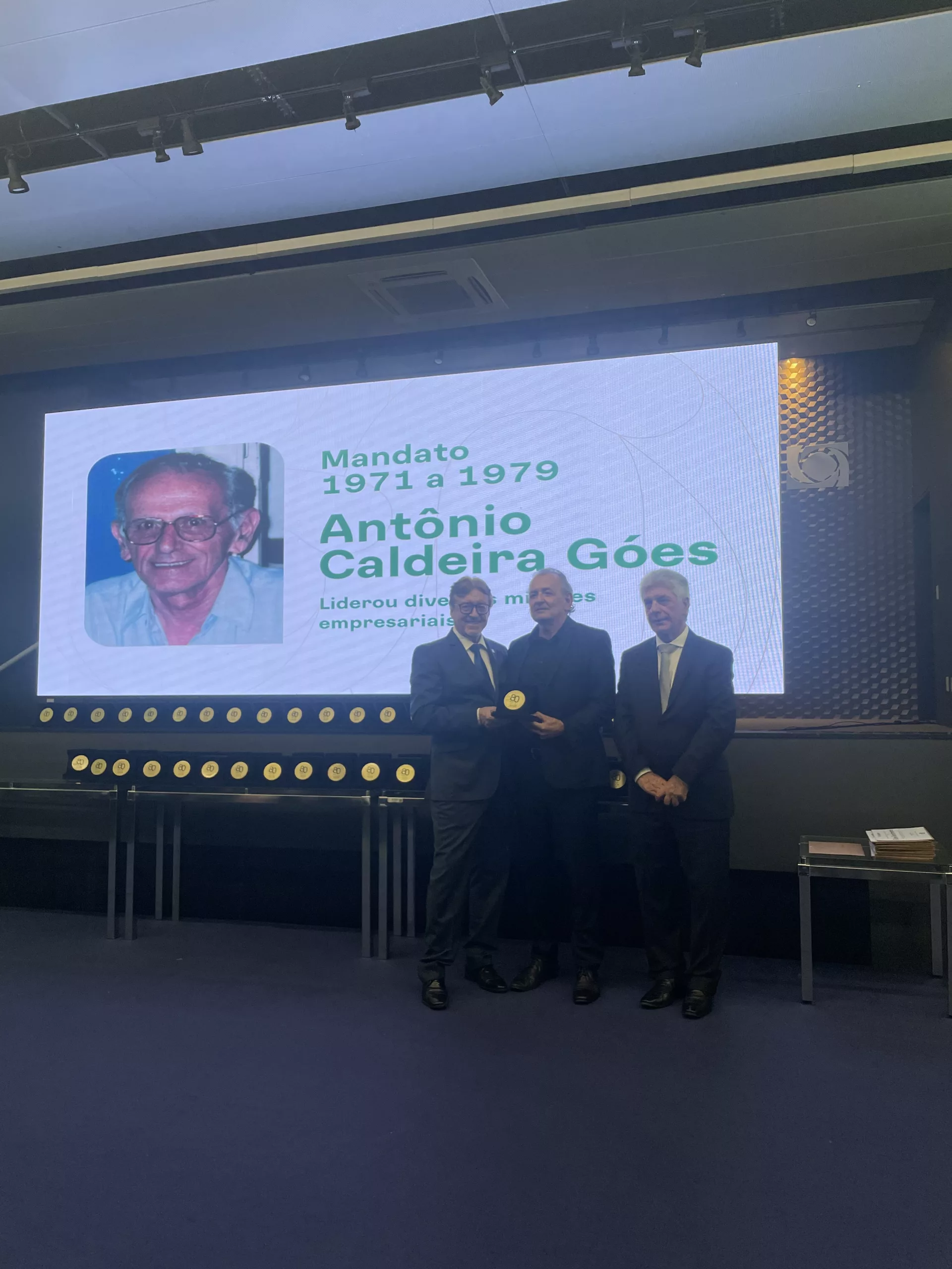 Advogado Paulo Góes recebendo homenagem em nome do pai Antônio Caldeira Góes, ex-presidente da ACIC, na noite festiva dos 80 anos da entidade. – Foto: Arquivo pessoal/Reprodução