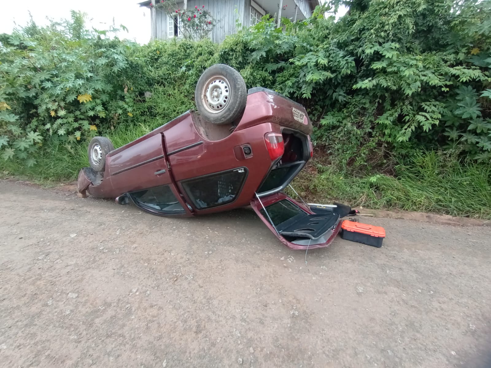 Idosas são resgatadas após carro capotar no Oeste de SC