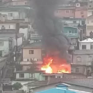 Incêndio destrói residência e bloqueia trânsito em Florianópolis