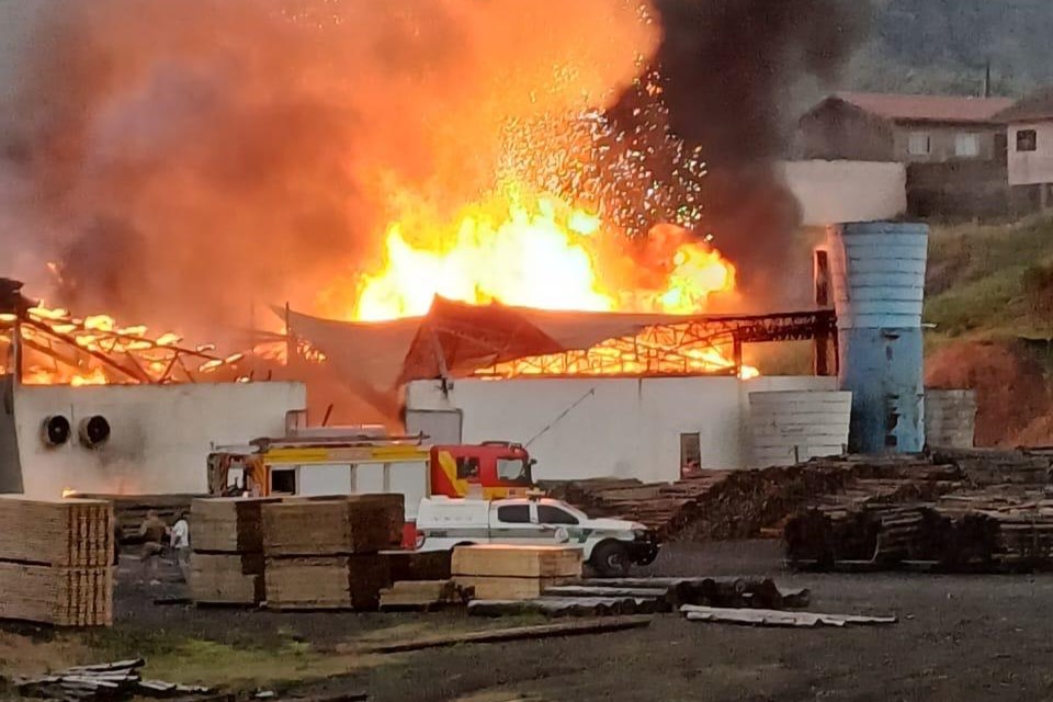 Incêndio em indústria de Bom Retiro demanda 4 horas de combate