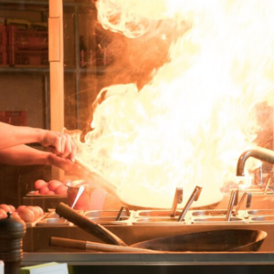 Incêndio na cozinha. | Imagem Ilustrativa. Foto: Freepik (banco de imagens) 