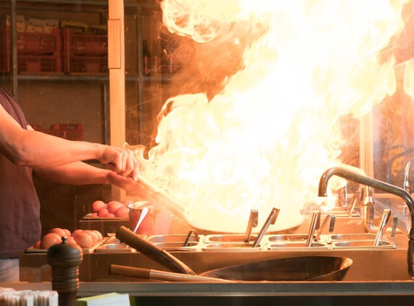 Incêndio na cozinha. | Imagem Ilustrativa. Foto: Freepik (banco de imagens) 