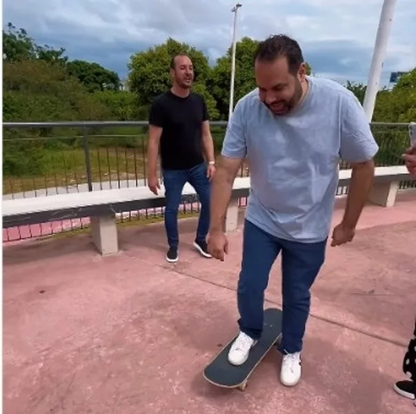 O prefeito em exercício João Cobalchini anda de skate, no Parque do Abraão. Reprodução/Redes Sociais