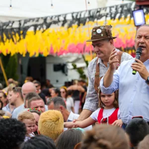 O governador Jorginho Mello discursa ao lado do deputado Antìdio Lunelli, durante a Schützenfest, em Jaraguá do Sul. Roberto | Foto: Zacarias/SecomGOVSC