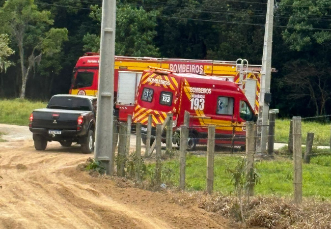 Idosa é atropelada por retroescavadeira e sofre fratura exposta em SC