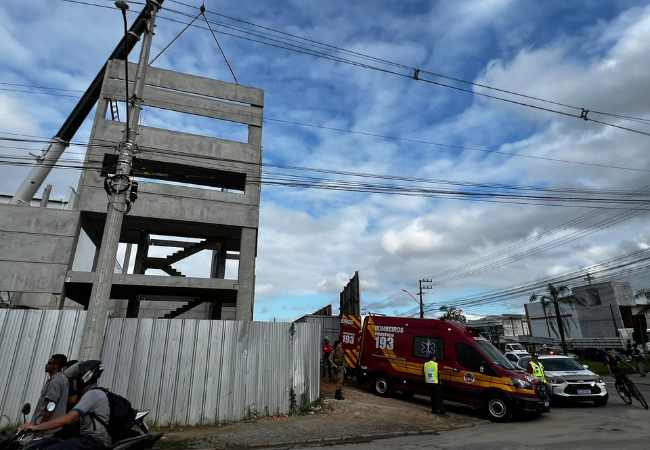 Homem cai de 12 metros e mobiliza bombeiros e equipe aérea em Itajaí