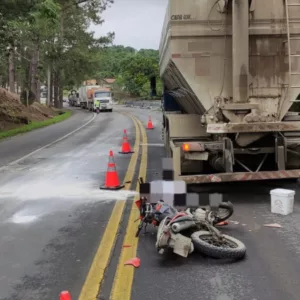 Acidente fatal na BR-470: motociclista morre em colisão traseira