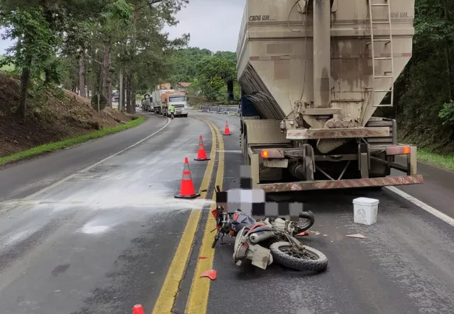 Acidente fatal na BR-470: motociclista morre em colisão traseira