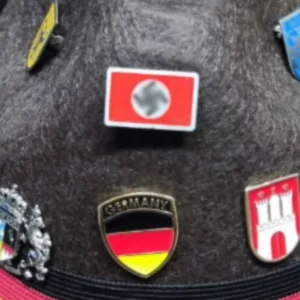 Homens são flagrados usando broches com símbolo nazista em festa de SC