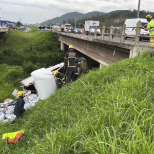 Caminhão despenca de ponte na BR-101 em Tubarão; motorista é resgatado preso às ferragens