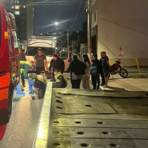 Motociclista é encaminhado ao hospital após acidente na Serra