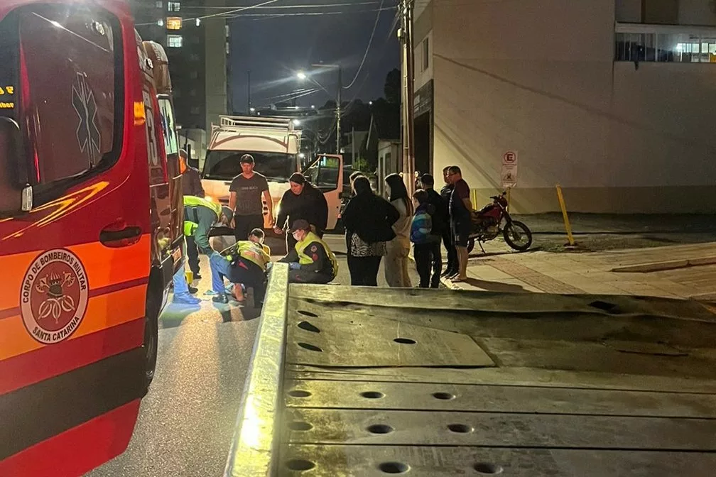 Motociclista é encaminhado ao hospital após acidente na Serra. | Foto: CBMSC