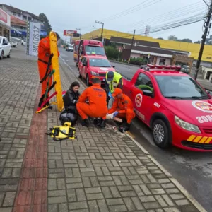 Mulher sofre fratura exposta e hemorragia após queda de moto em SC