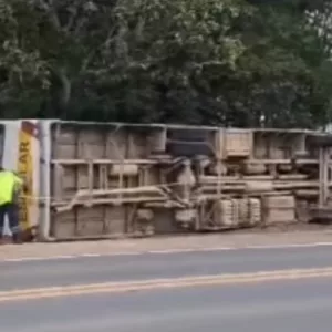 Ônibus escolar tomba e deixa 10 feridos em SP