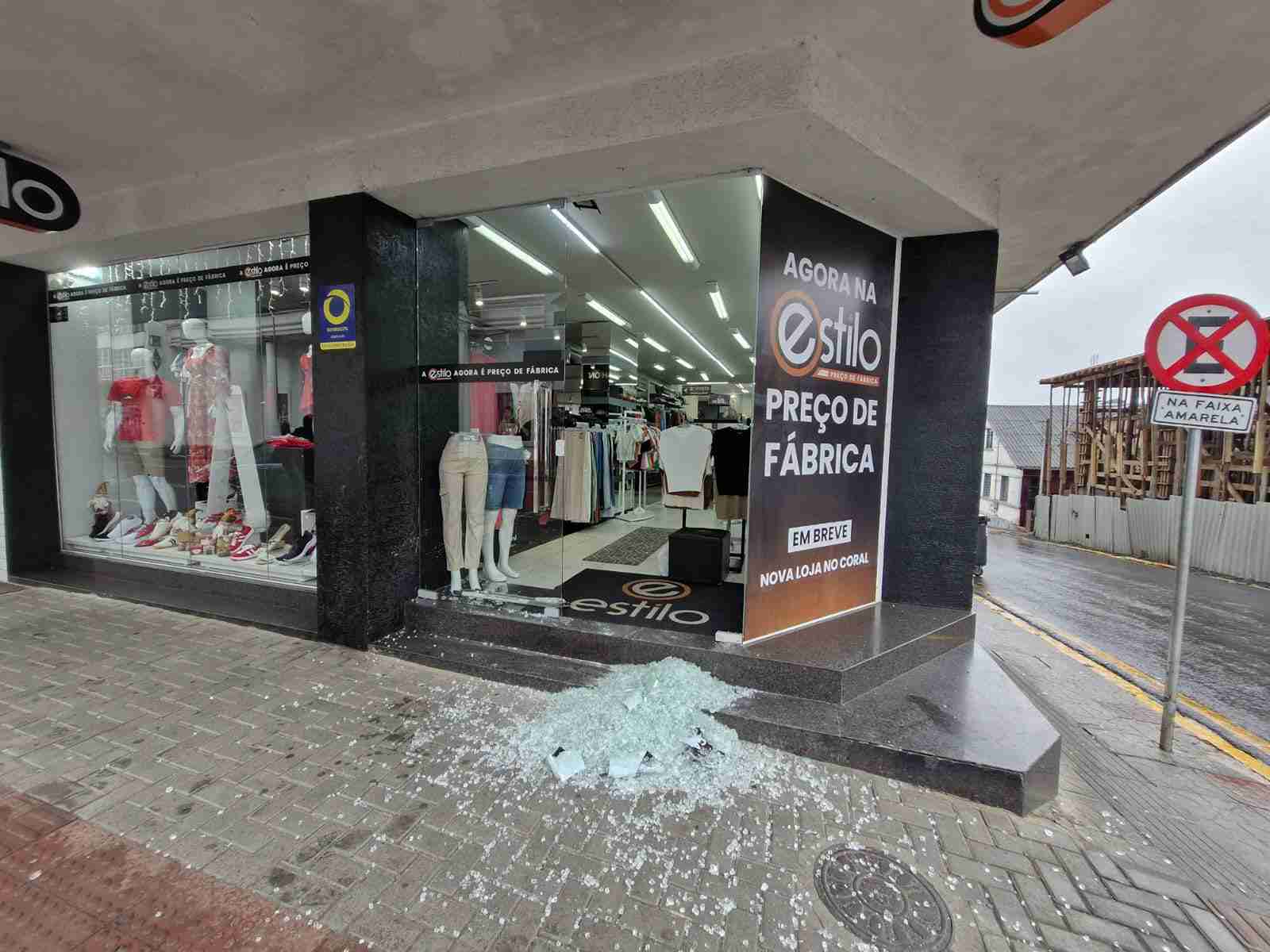 Loja furtada no Centro de Lages. | Foto: Gabriel Senem / Rádio Clube