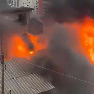 AGORA: Incêndio em residência na Capital mobiliza Corpo de Bombeiros | Foto: Floripa Mil Grau