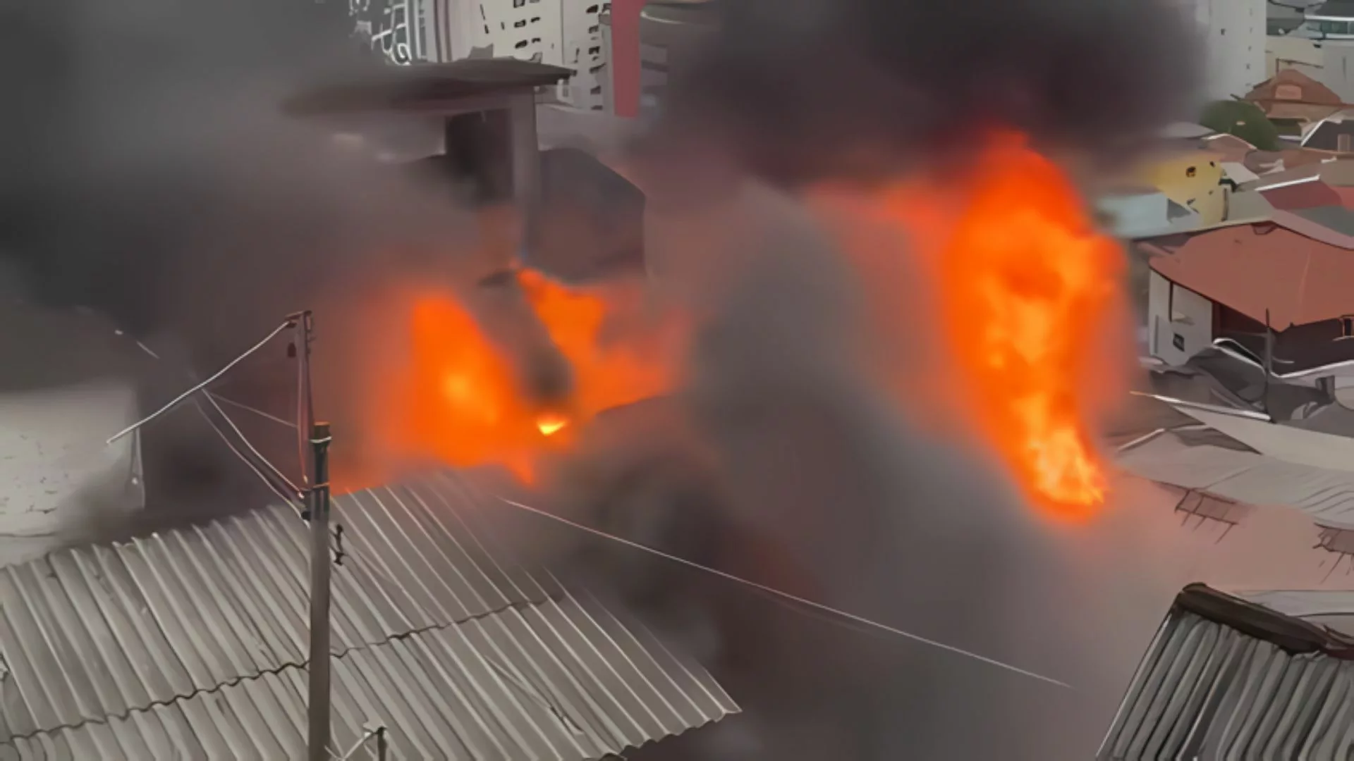 AGORA: Incêndio em residência na Capital mobiliza Corpo de Bombeiros | Foto: Floripa Mil Grau