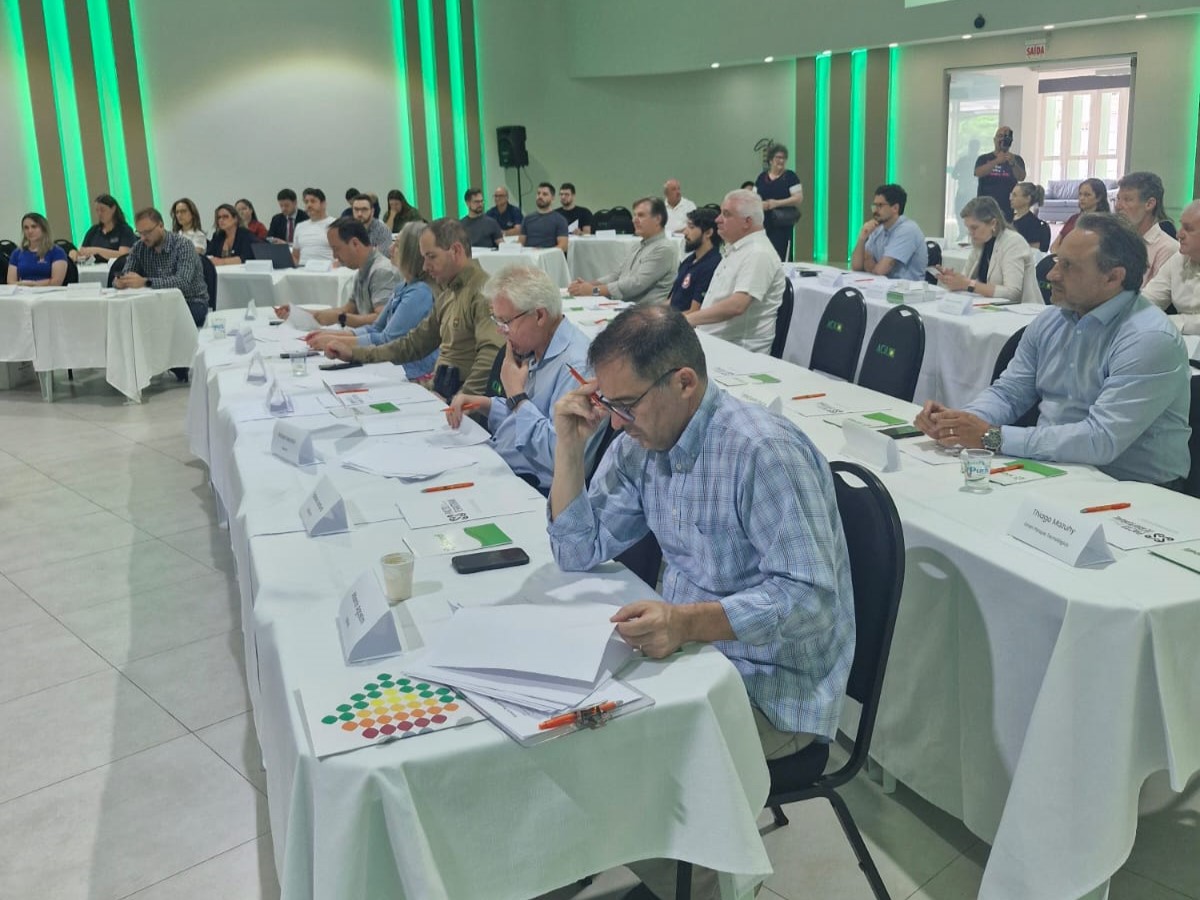 Reunião na Acil. | Foto: Amarildo Volpato / Rádio Clube