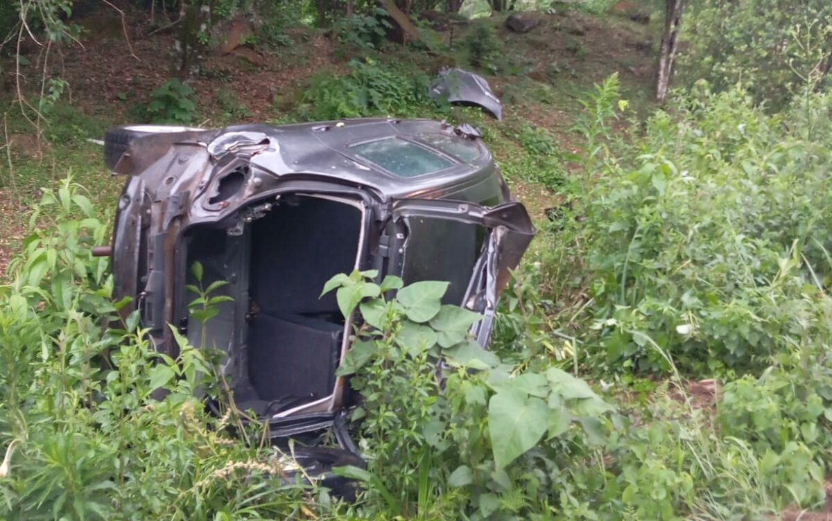 Padrasto e enteada são lançados do carro ao capotar na SC-350