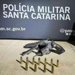 Pai é preso após agredir filha e ameaçá-la com arma na Serra