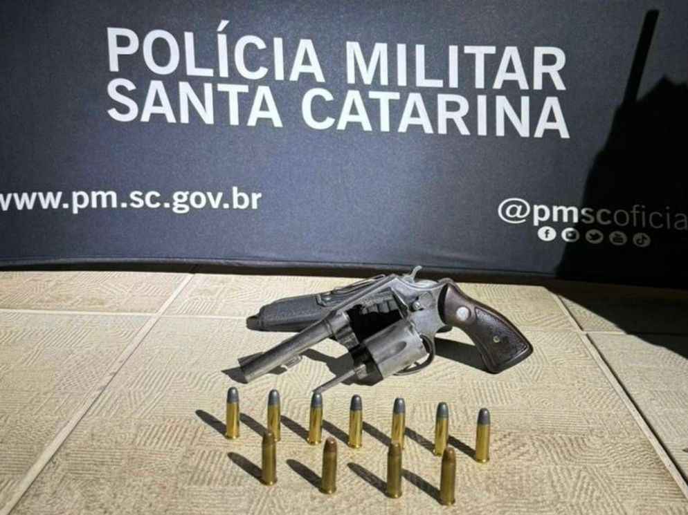 Arma apreendida durante a operação | Foto: PMSC