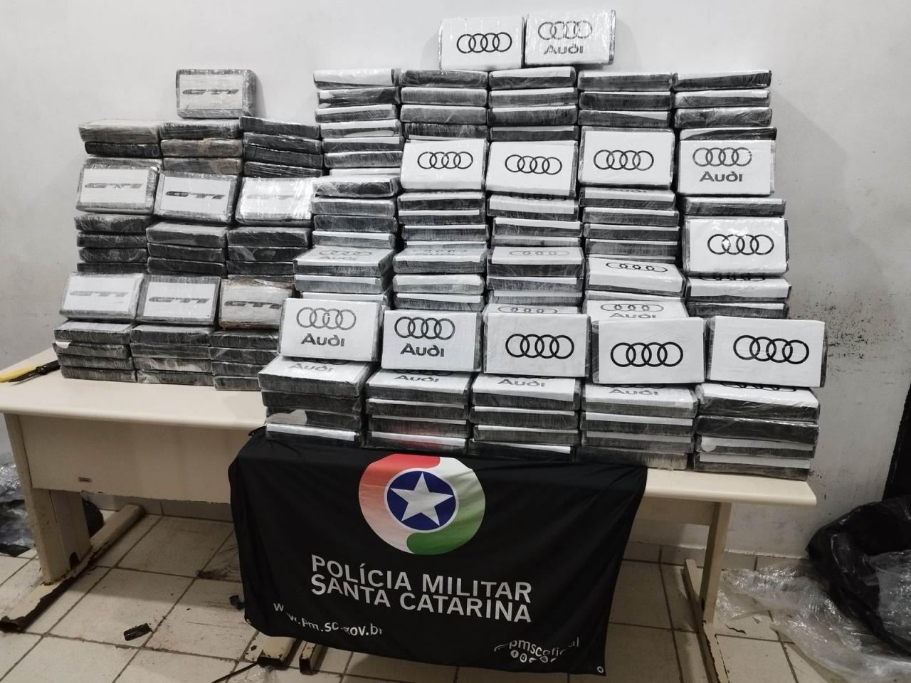 Polícia apreende 411 kg de cocaína em carga ilegal em Joinville