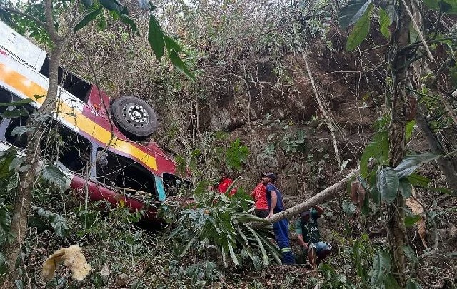 Sobe para 18 o número de mortos no acidente com ônibus escolar em Alagoas