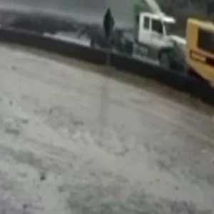 VÍDEO Caminhão prensa carro contra ônibus escolar na BR-101 em SC