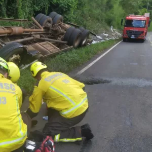 Caminhão capota e deixa motorista com ferimentos graves no Oeste de SC