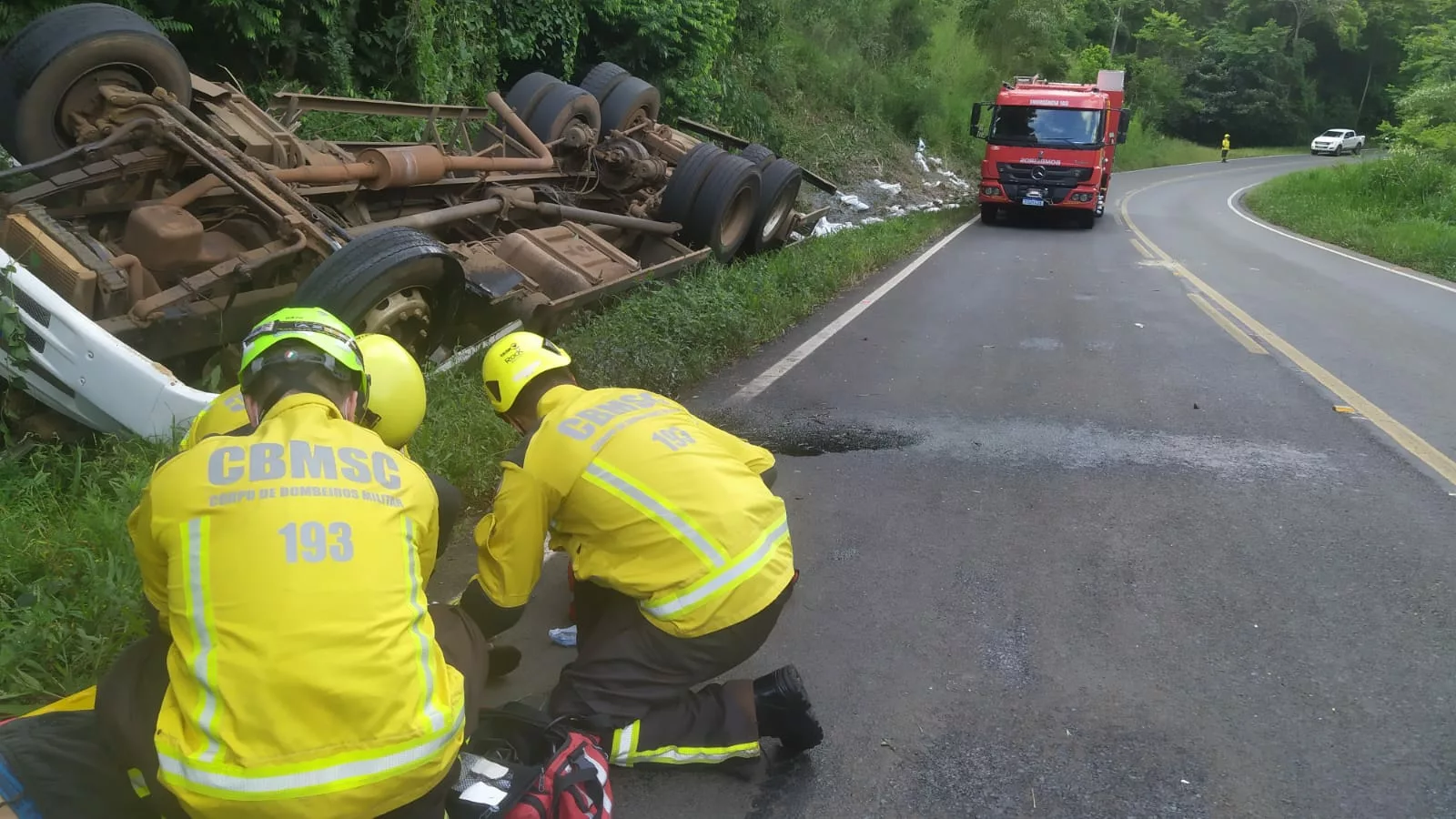 Caminhão capota e deixa motorista com ferimentos graves no Oeste de SC | Foto: CBMSC