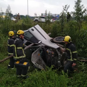 Motorista fica ferido após capotar em Criciúma