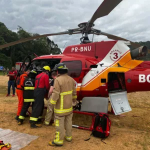 Jovem de 18 anos é socorrido de helicóptero após grave acidente