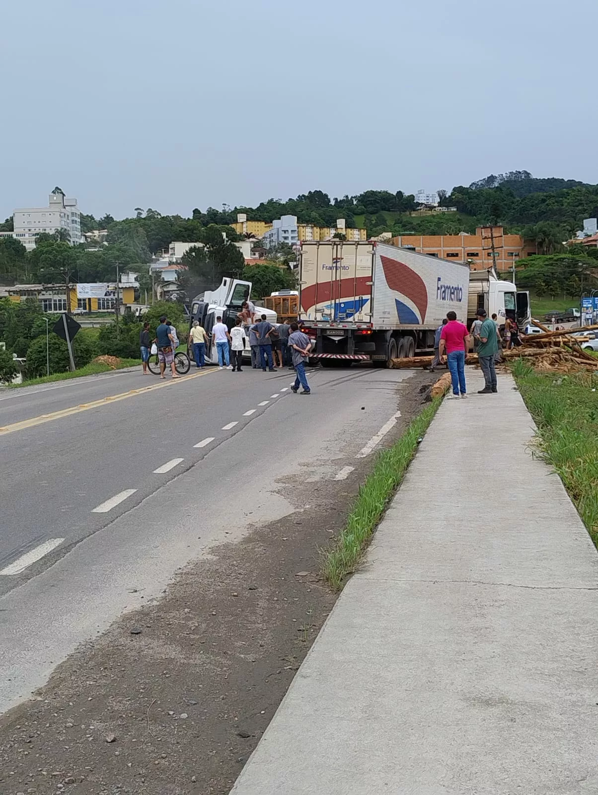 Acidente entre quatro caminhões e carro deixa duas pessoas feridas em Rio do Sul