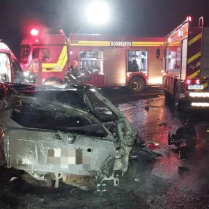 Um homem precisou ser encaminhado ao hospital. Acidente ocorreu na noite desta quinta -feira (14). Fiat Palio ficou completamente destruído após pegar. - Foto: 2ºBBM/Reprodução