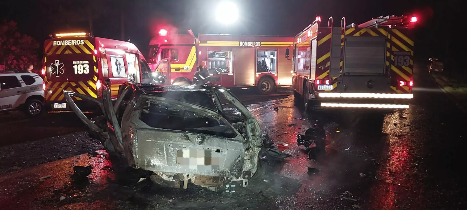 Um homem precisou ser encaminhado ao hospital. Acidente ocorreu na noite desta quinta -feira (14). Fiat Palio ficou completamente destruído após pegar. – Foto: 2ºBBM/Reprodução