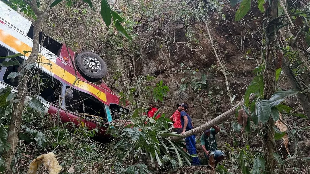 Ônibus ‘despenca’ em ribanceira e mata o menos 17 pessoas | Foto: SBT News