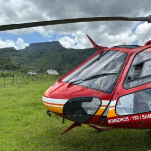 Mulher é resgatada de helicóptero após queda de moto elétrica em SC