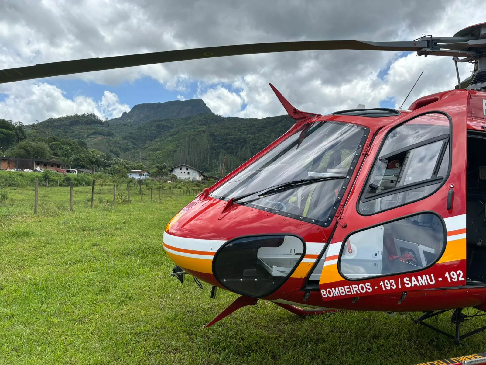 Mulher é resgatada de helicóptero após queda de moto elétrica em SC