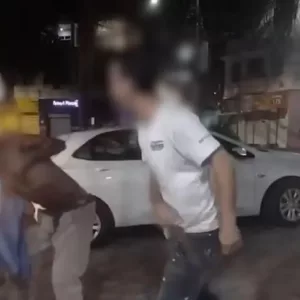 Agressor dá cintadas em homem negro após pagar R$ 10 à ele