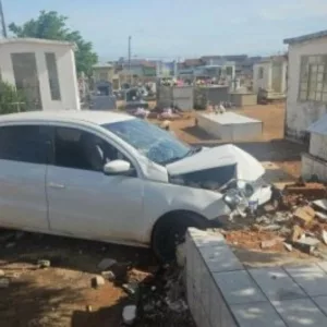 VÍDEO: Motorista invade cemitério e destrói túmulo após perder controle do carro