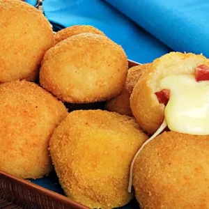 Confira a receita de bolinha de queijo perfeita. - Foto: Guia da Cozinha/Reprodução