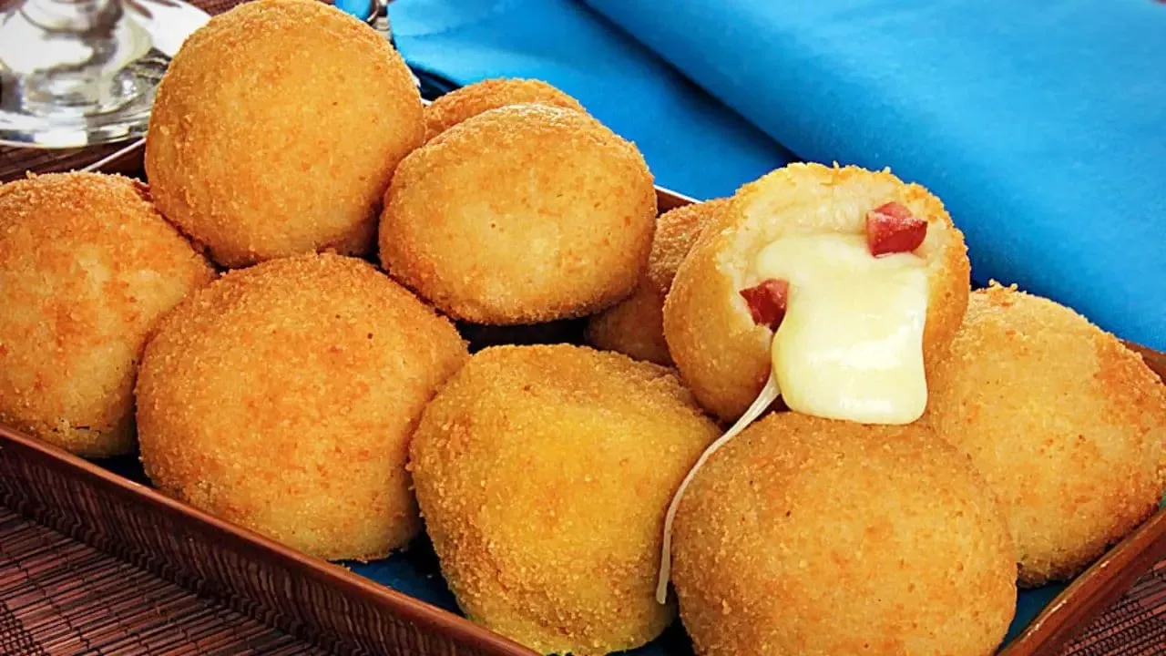 Confira a receita de bolinha de queijo perfeita. – Foto: Guia da Cozinha/Reprodução