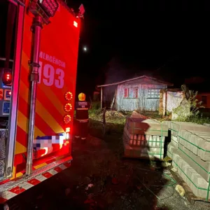 Incêndio atinge casa enquanto proprietário dormia em município da Serra