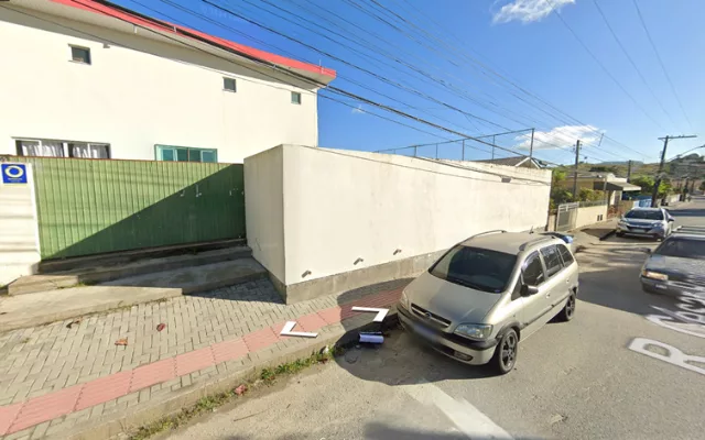 Muro de escola desabou em Palhoça. – Foto: Google Maps/Reprodução