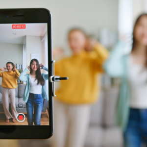 TikTok restringe filtros de beleza para menores de 18 anos. - Canva/Reprodução