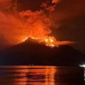 Vulcão em erupção na Indonésia força cancelamento de voos para Bali