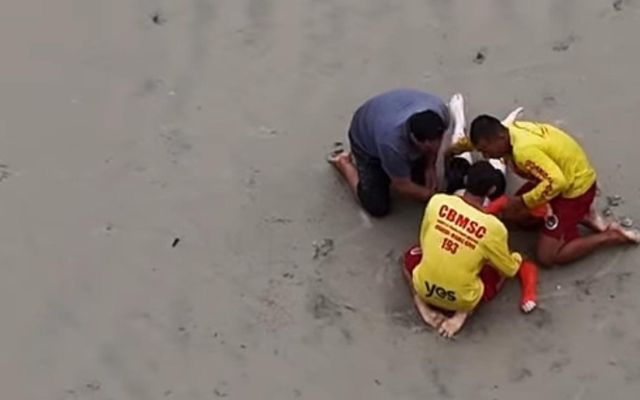 Adolescente de 13 anos se afoga em praia de SC e mobiliza equipes de resgate